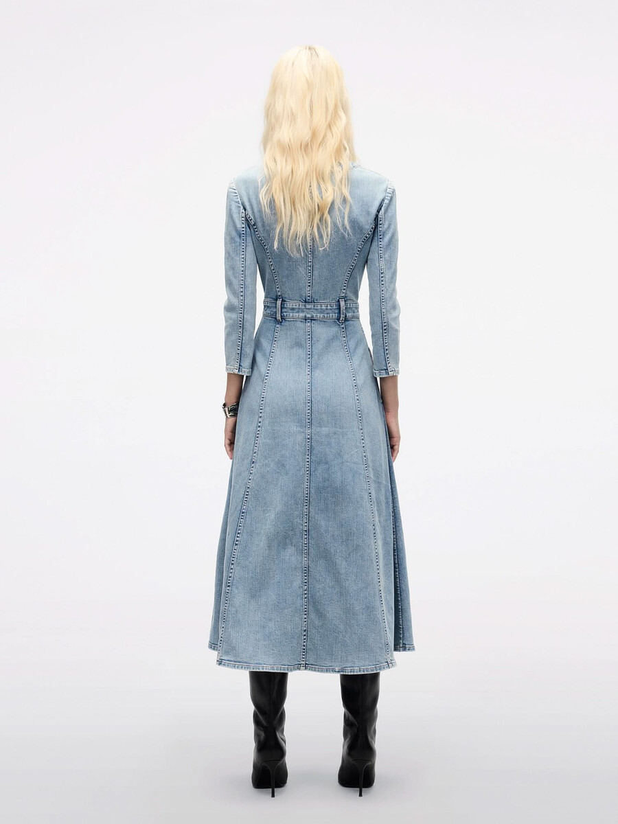 taillengebundenes plissiertes jeanskleid