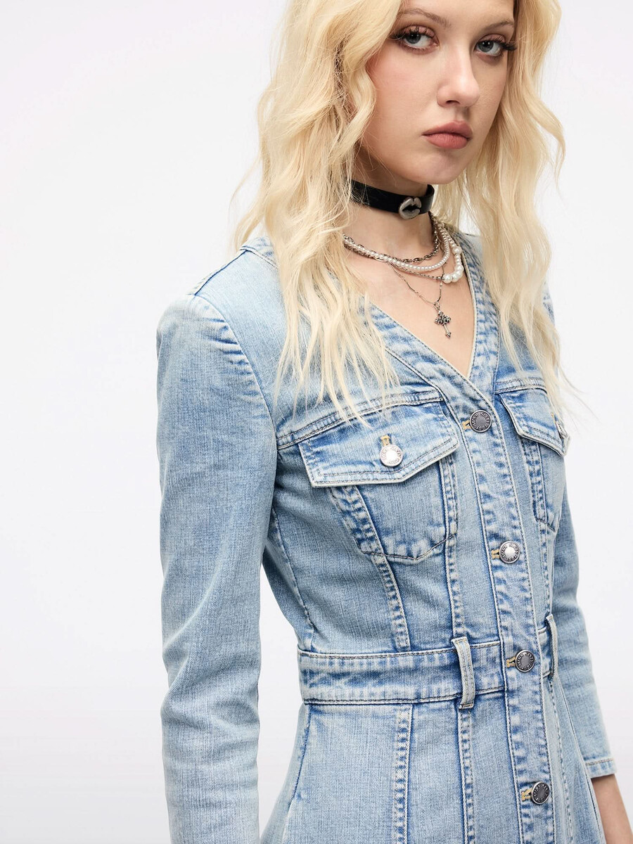 taillengebundenes plissiertes jeanskleid