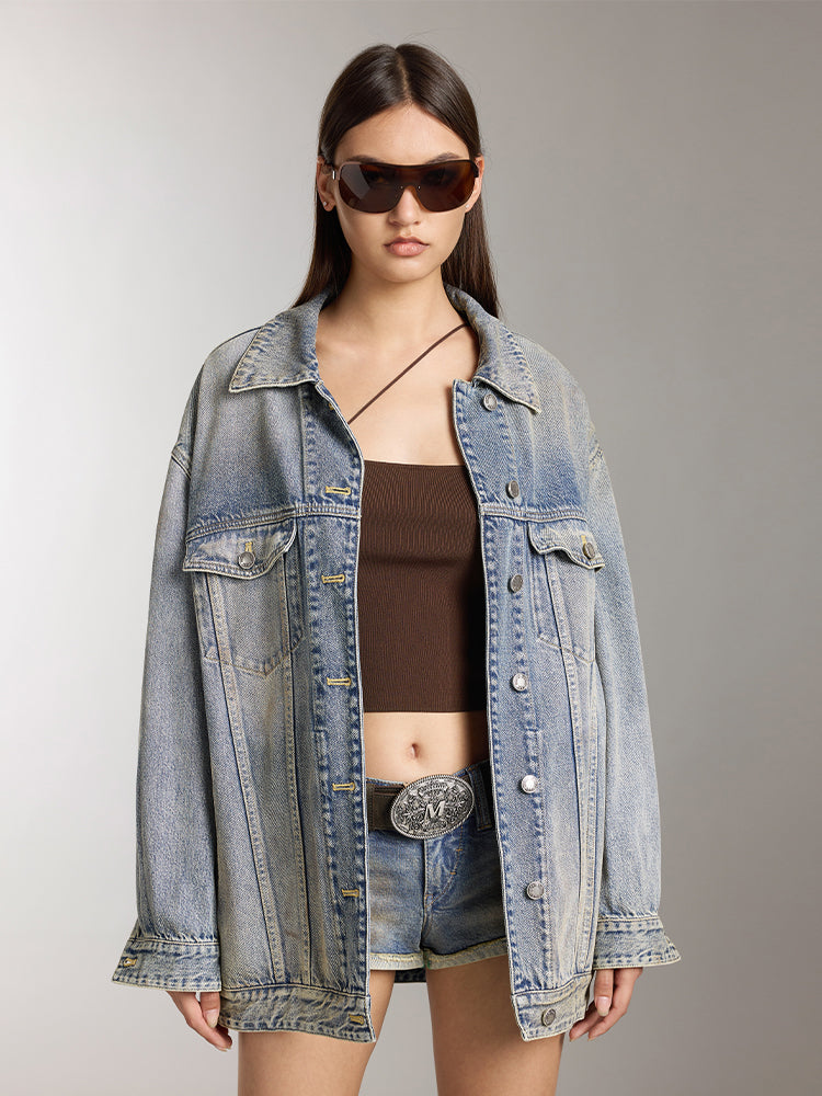 abgenutzte schlammgefärbte jeansjacke