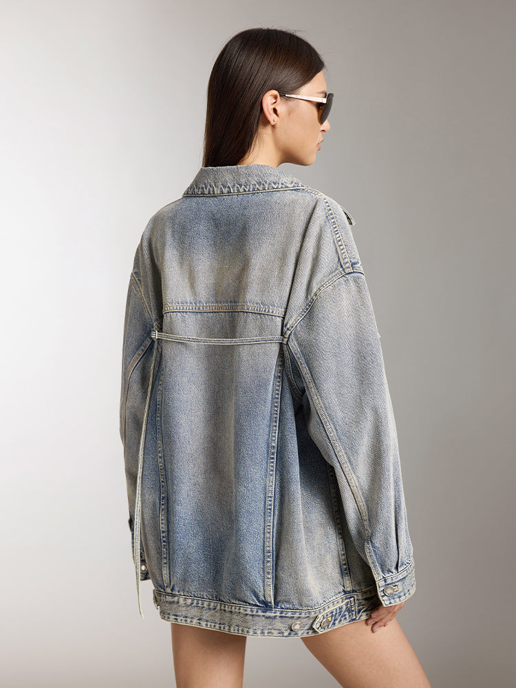 abgenutzte schlammgefärbte jeansjacke