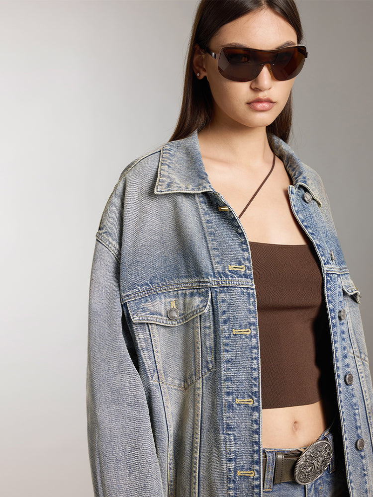 abgenutzte schlammgefärbte jeansjacke