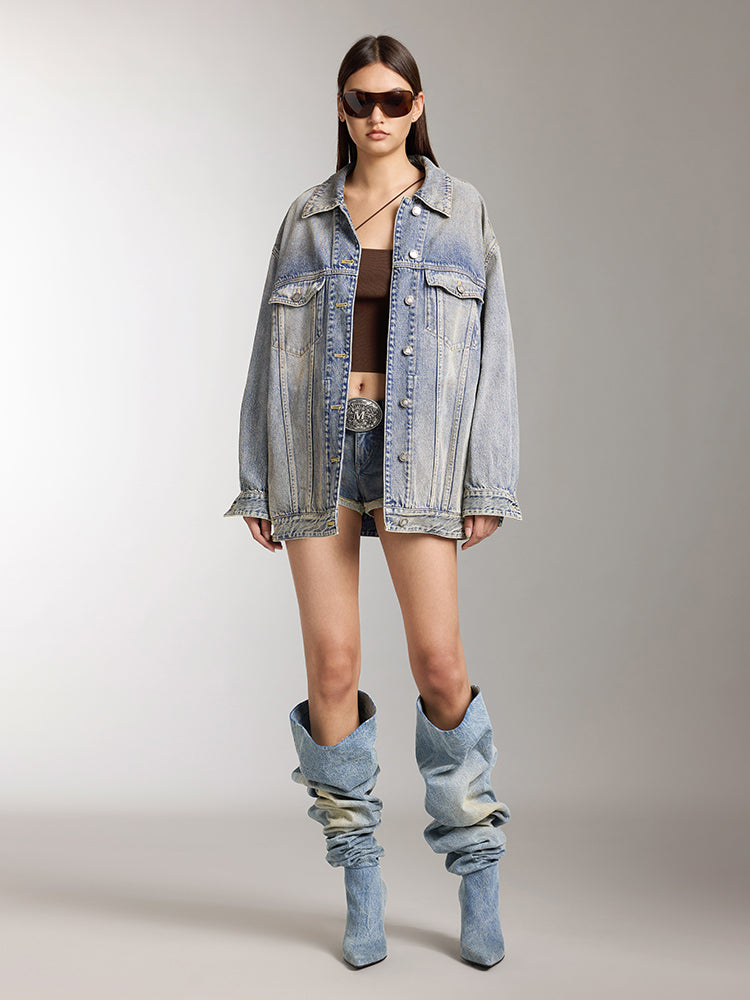 abgenutzte schlammgefärbte jeansjacke