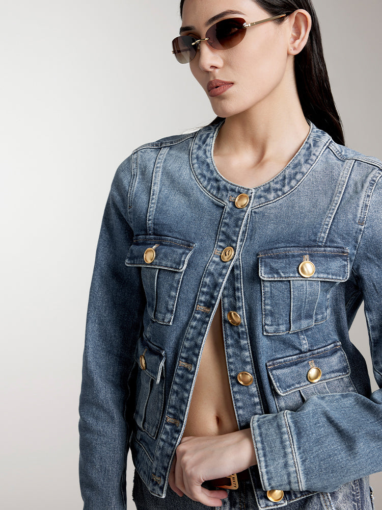 kurze cargo-jeansjacke mit rundhalsausschnitt