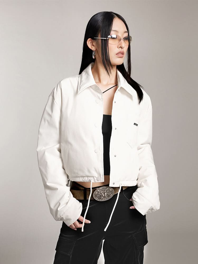 kurze daunenjacke mit reverskragen und aufdruck
