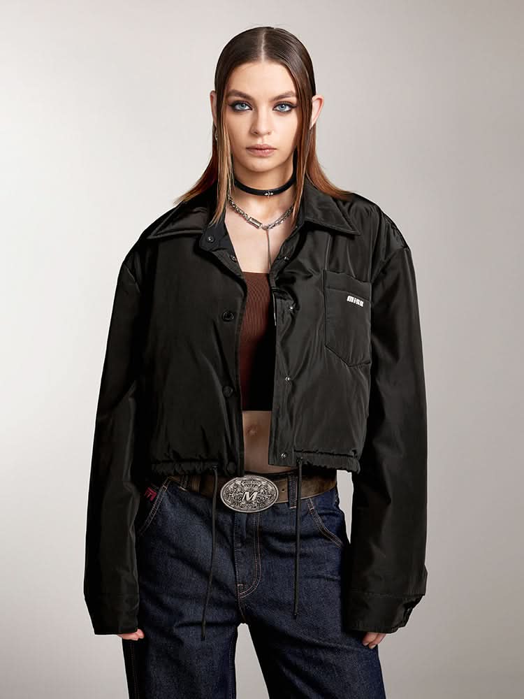 kurze daunenjacke mit reverskragen und aufdruck
