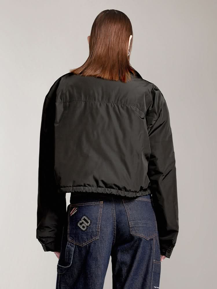 kurze daunenjacke mit reverskragen und aufdruck