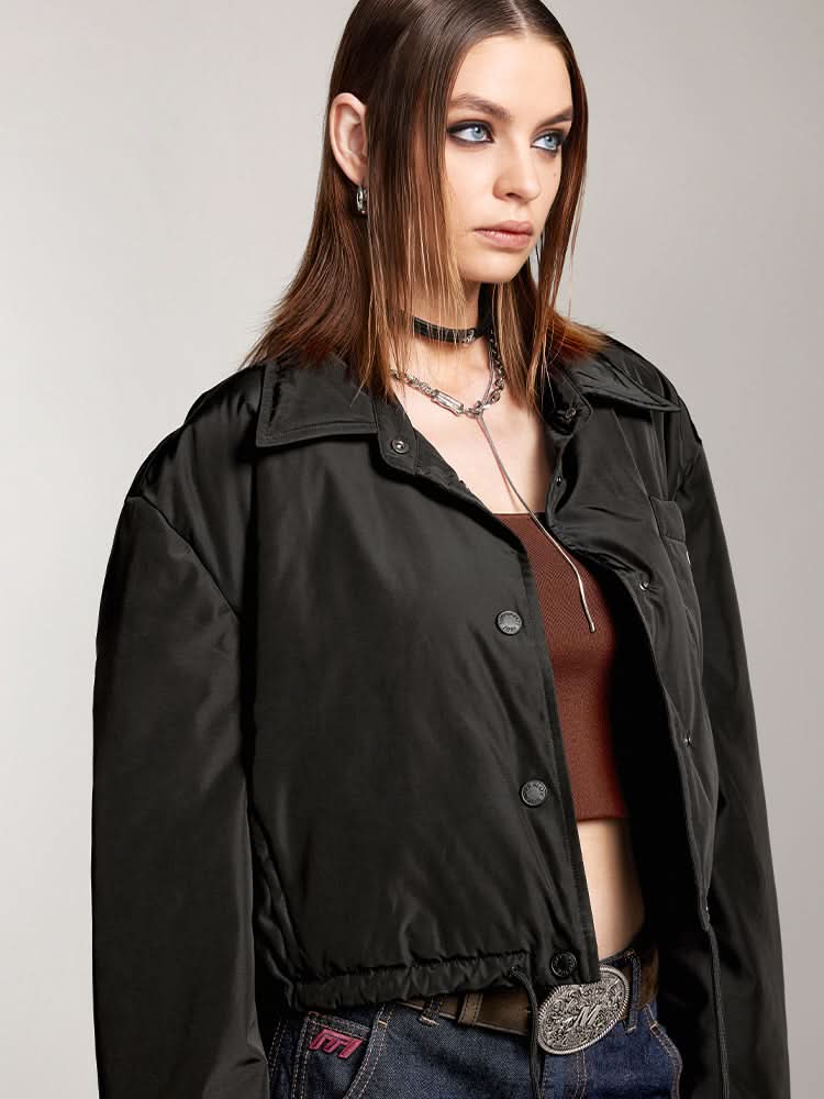 kurze daunenjacke mit reverskragen und aufdruck