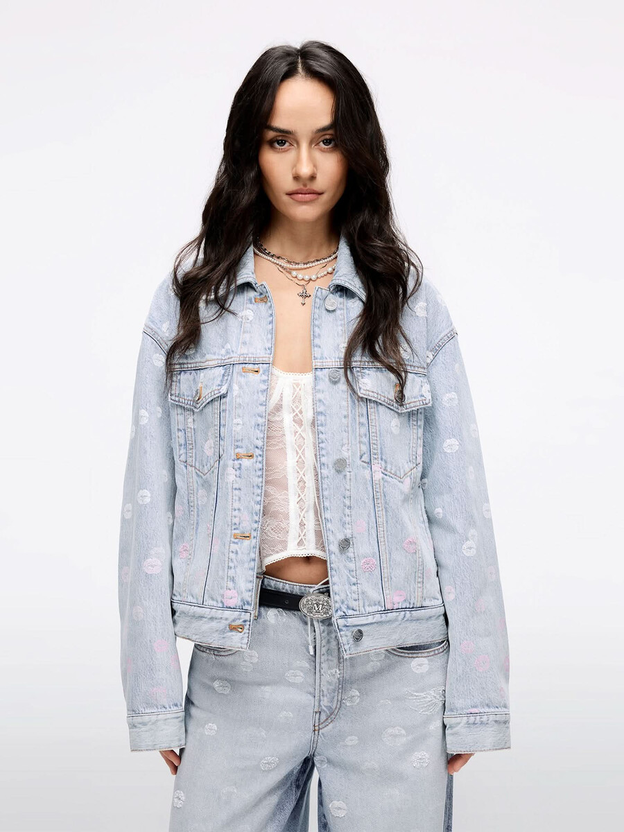 jeansjacke mit flügelverzierungen und perlenstickerei