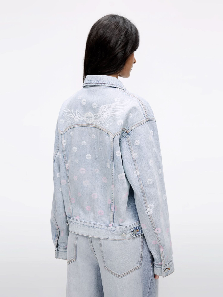 jeansjacke mit flügelverzierungen und perlenstickerei