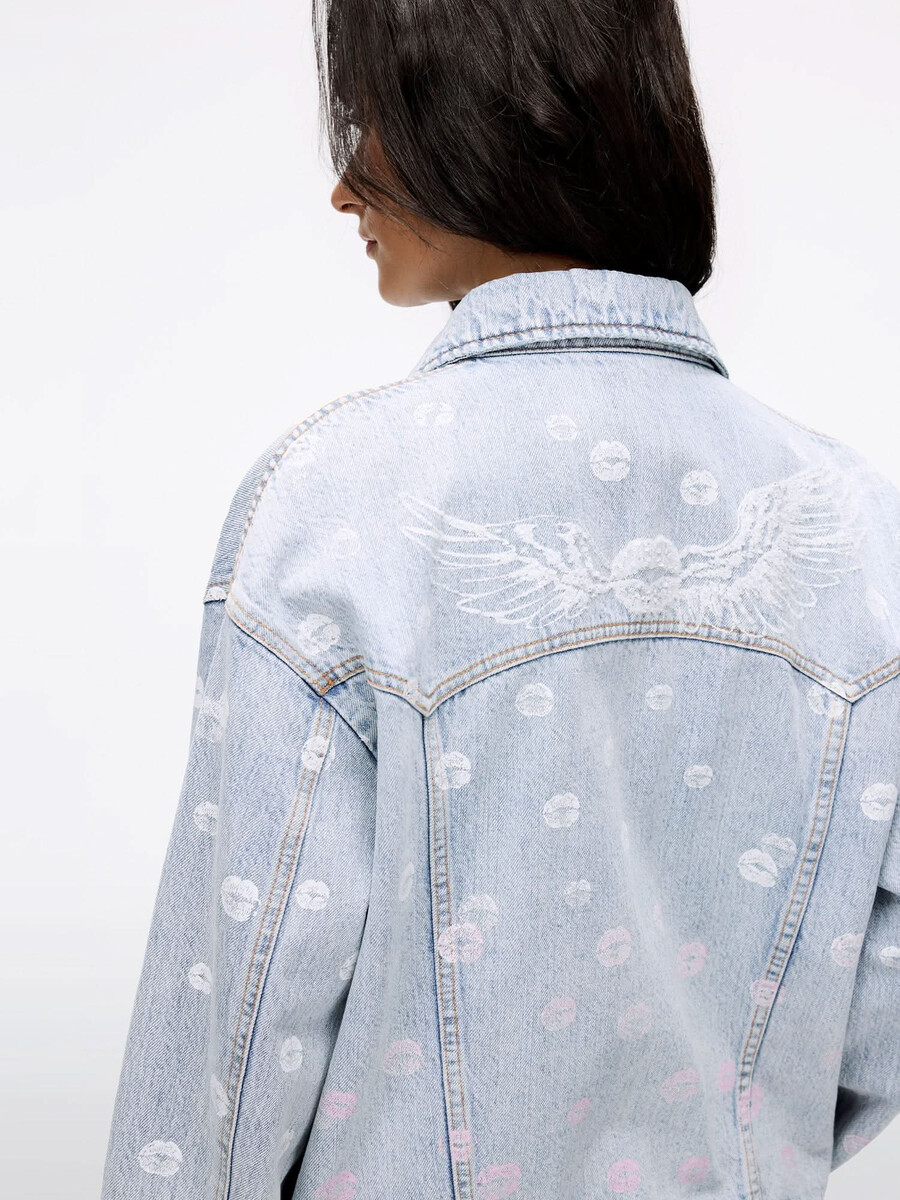 jeansjacke mit flügelverzierungen und perlenstickerei