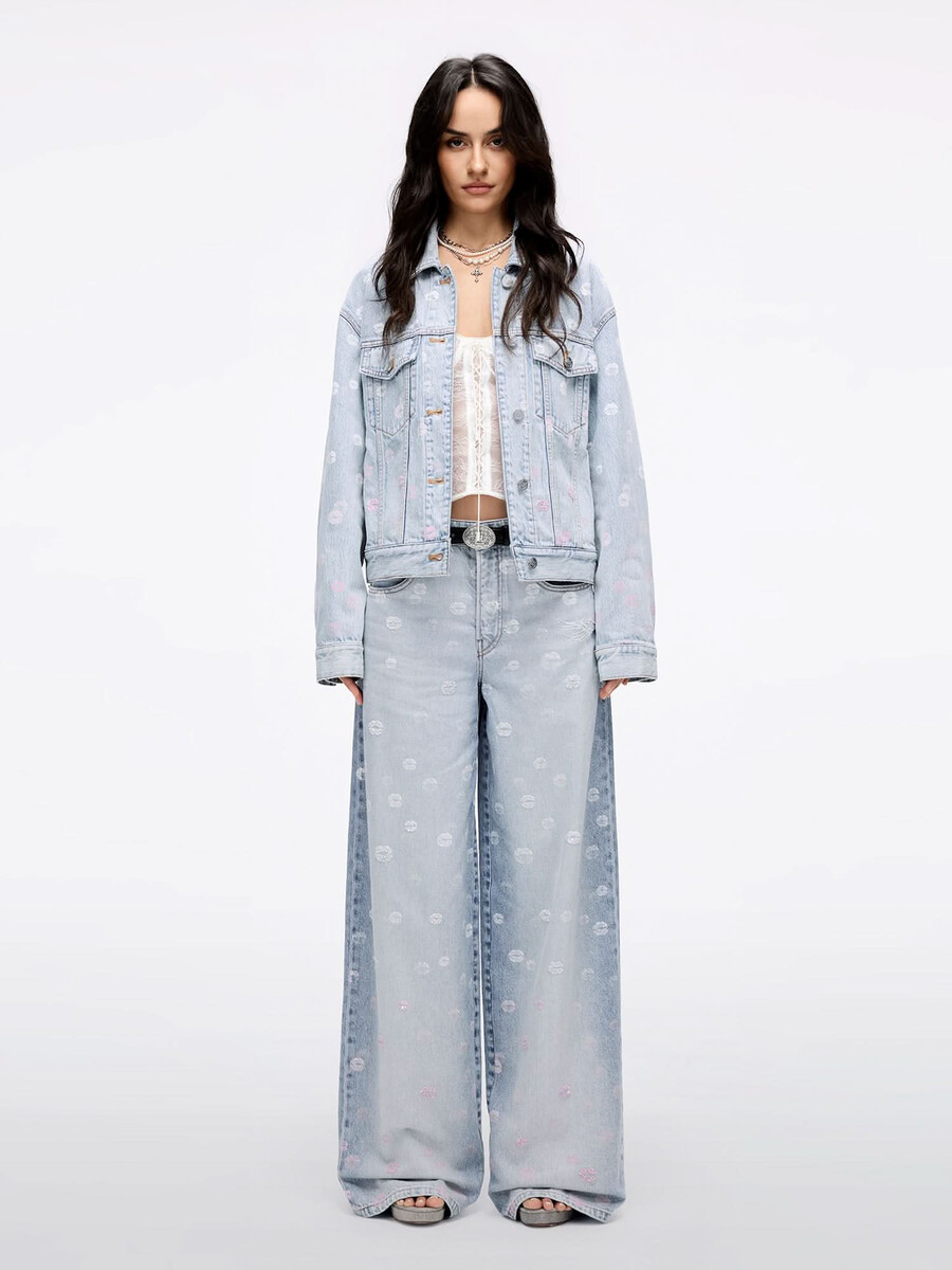 jeansjacke mit flügelverzierungen und perlenstickerei