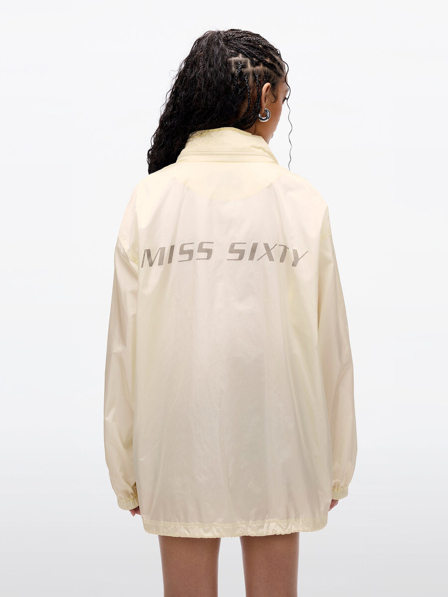 leichte jacke mit verstaubarer kapuze