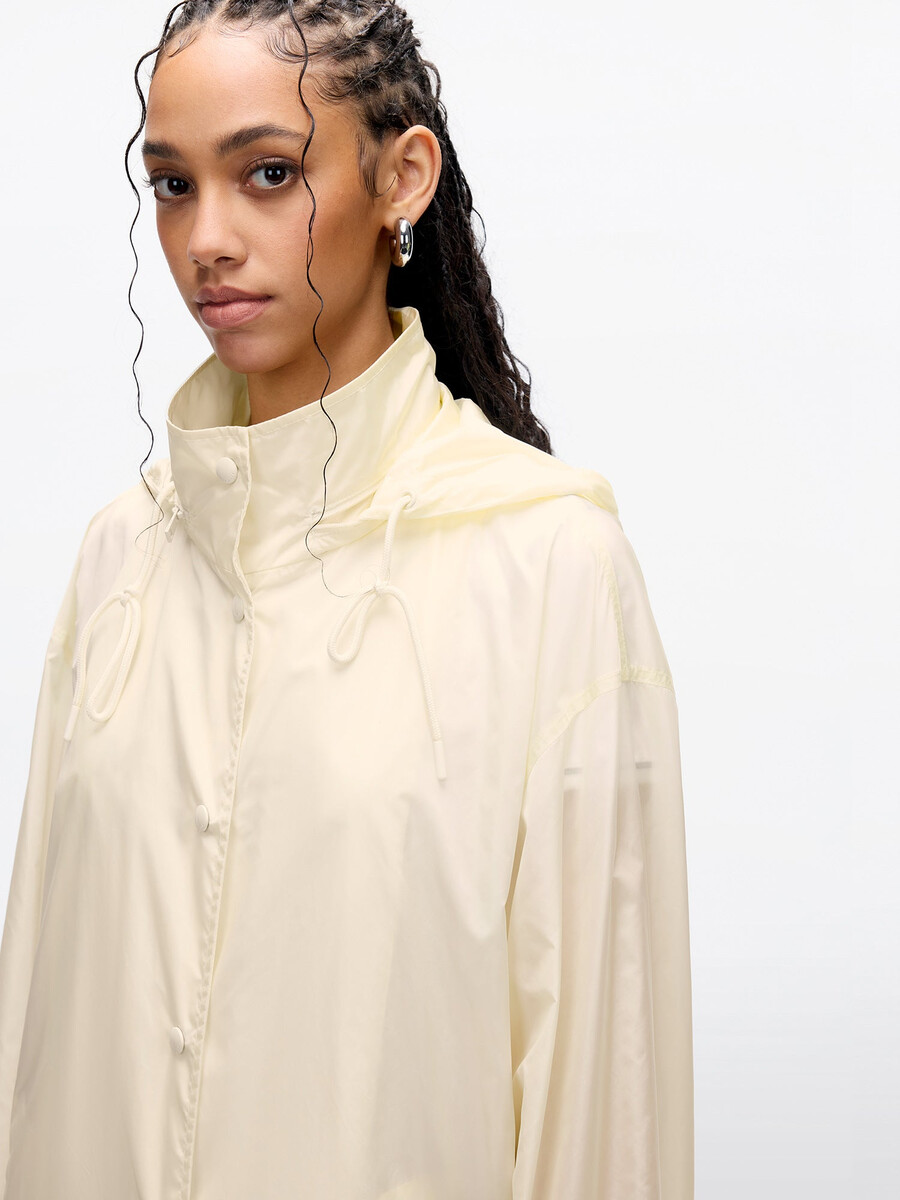 leichte jacke mit verstaubarer kapuze