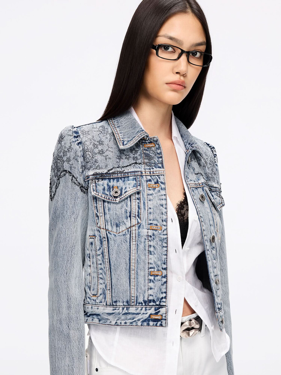 jeansjacke mit perlenbesatz