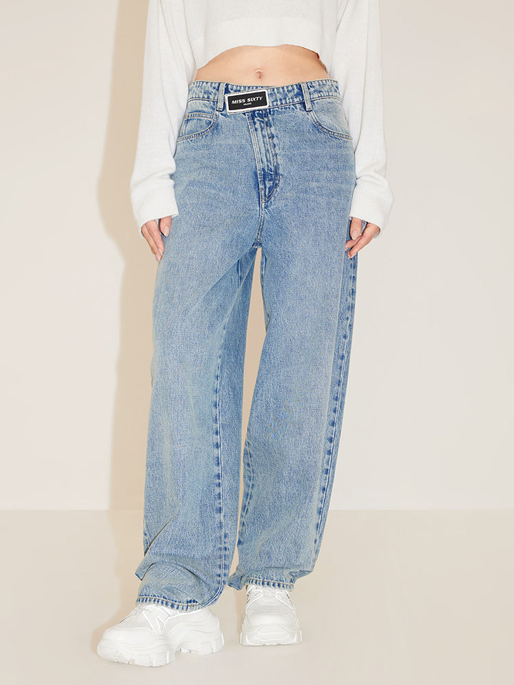entspannte und gerade geschnittene jeans mit asymmetrischem bund
