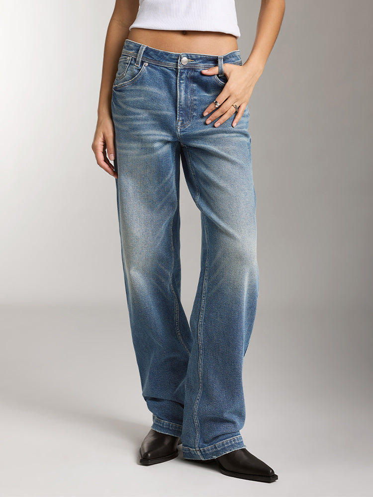 denimblaue gewaschene jeans mit geradem schnitt
