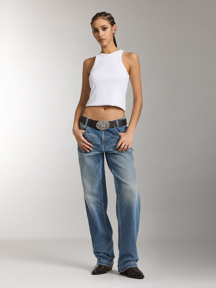 denimblaue gewaschene jeans mit geradem schnitt