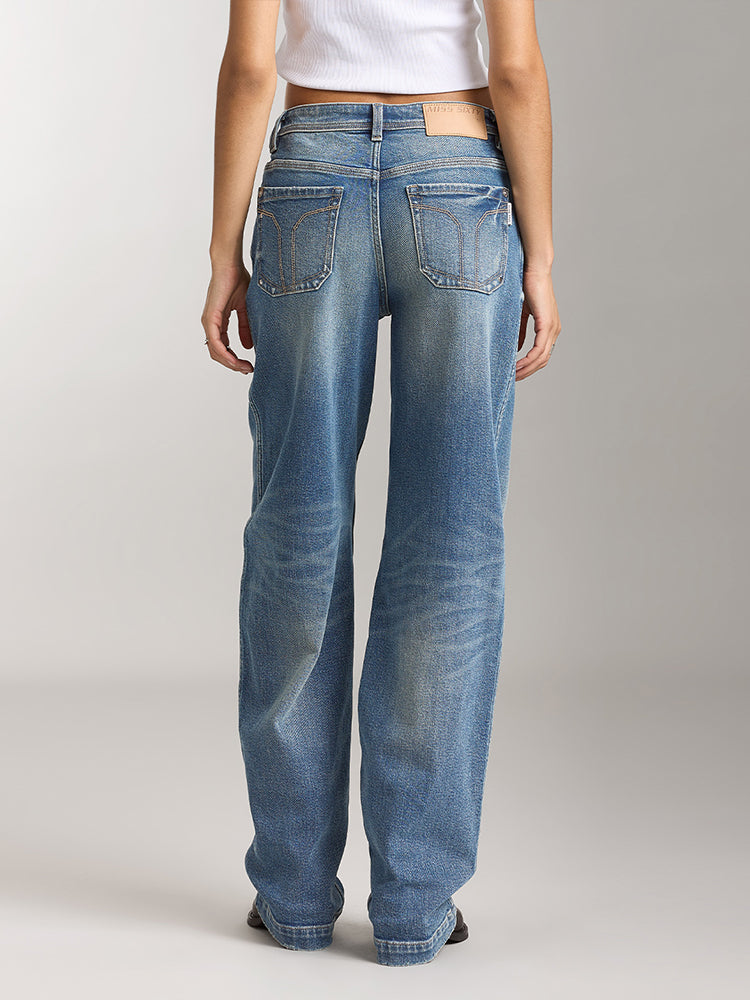 denimblaue gewaschene jeans mit geradem schnitt