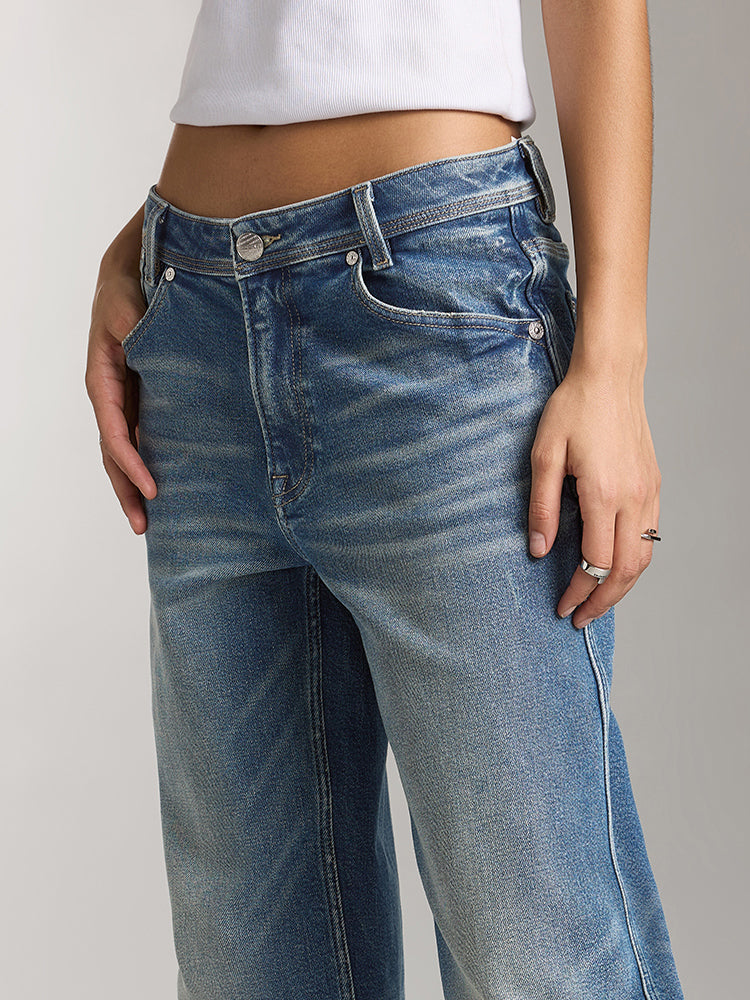 denimblaue gewaschene jeans mit geradem schnitt