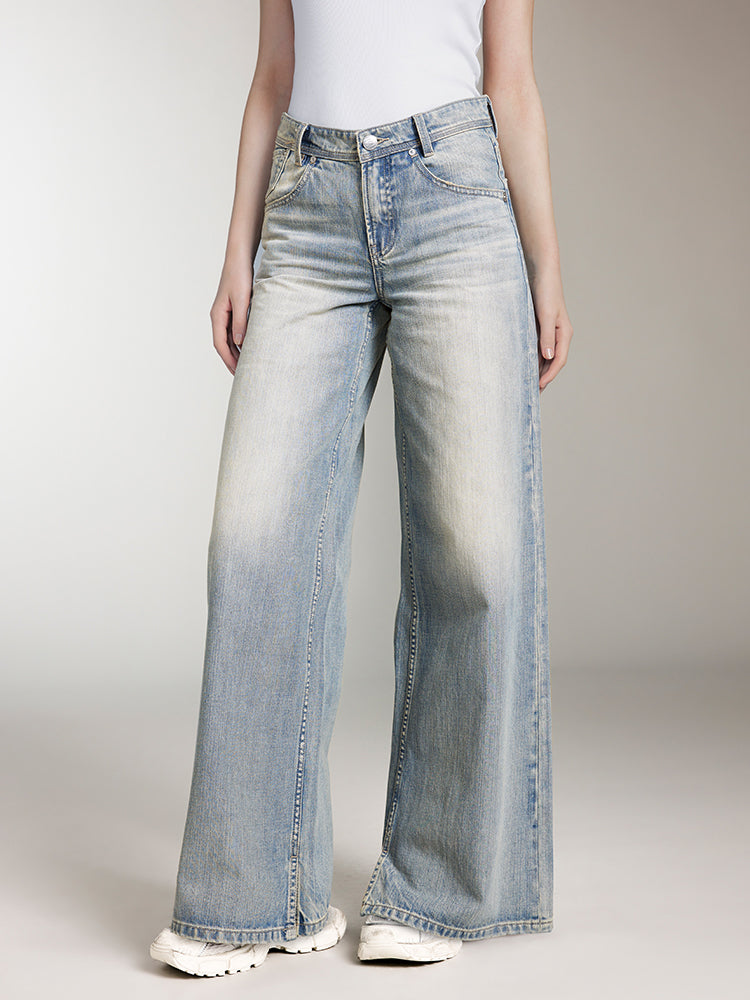 hellblaue zerrissene jeans mit weitem bein