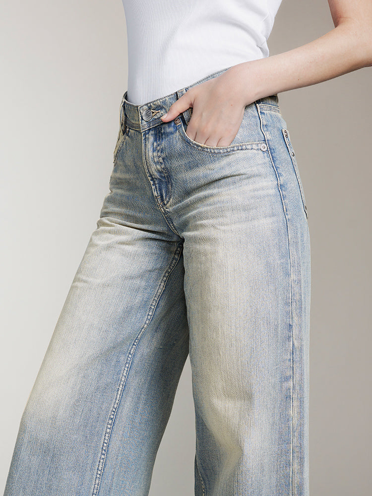 hellblaue zerrissene jeans mit weitem bein