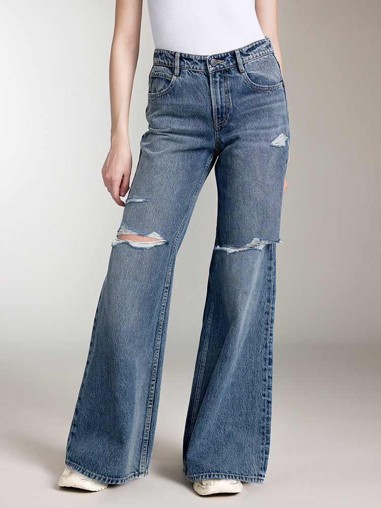 jeans mit rissen und geradem schnitt