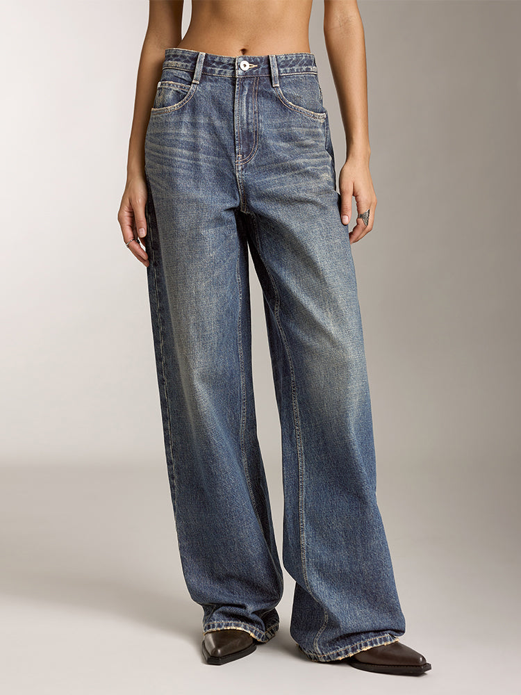 blaue jeans mit weitem bein