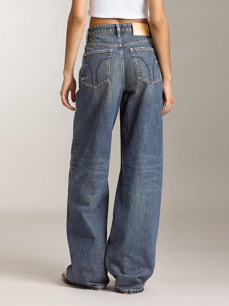 blaue jeans mit weitem bein