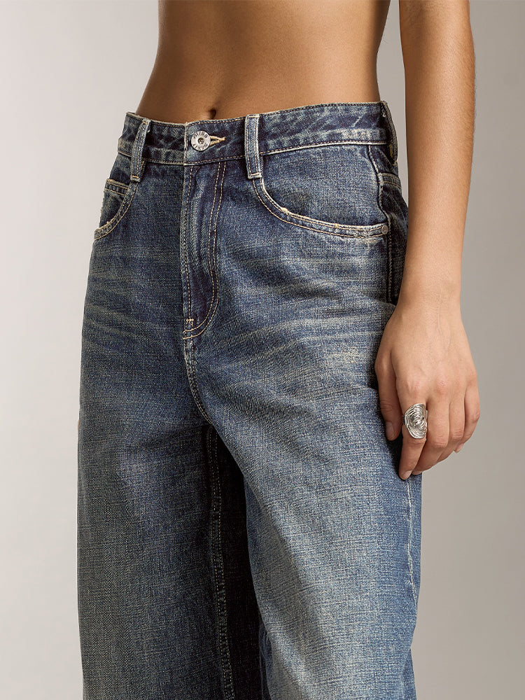 blaue jeans mit weitem bein