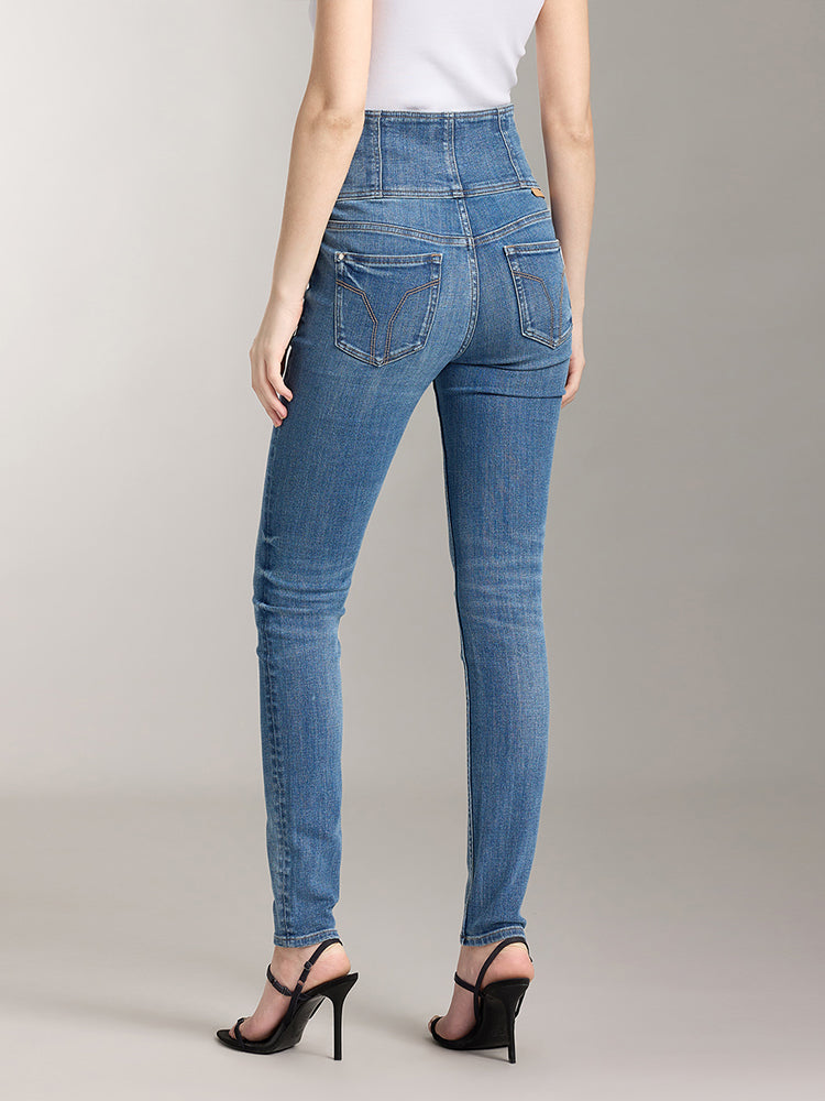 superhochtaillierte jeans mit vier knöpfen