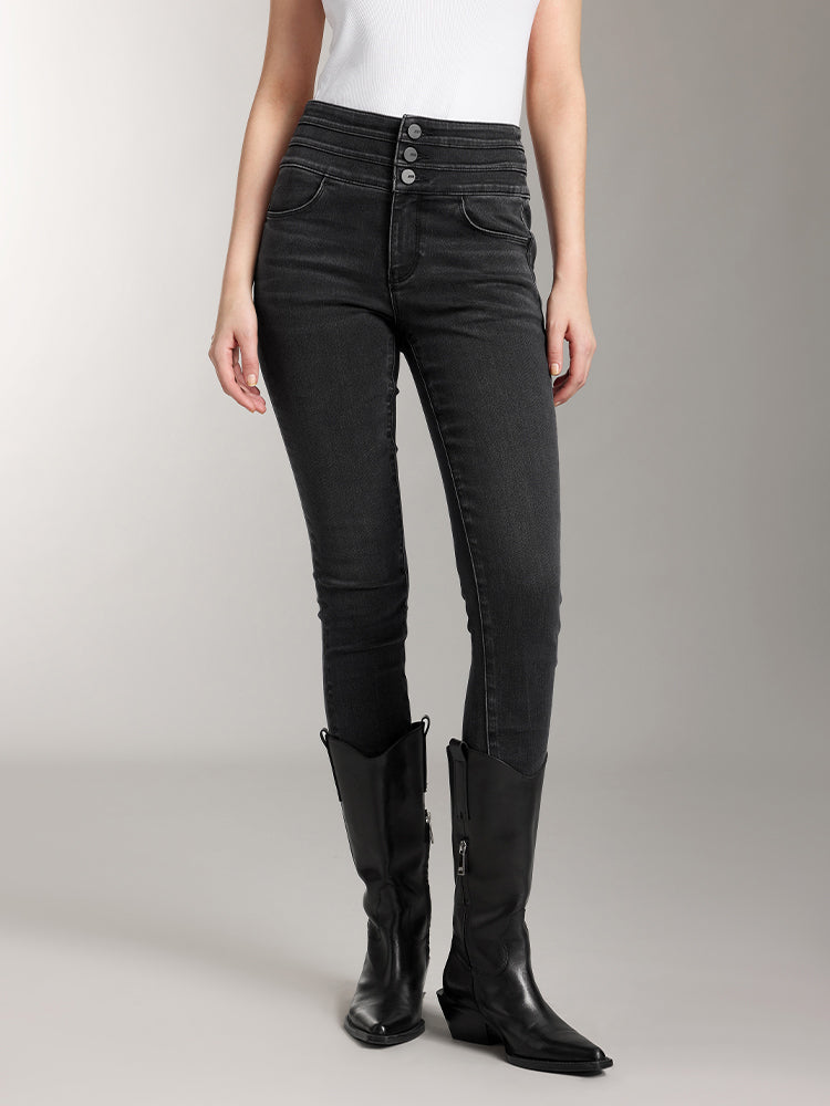 hochgeschnittene dunkel gewaschene gebürstete jeans