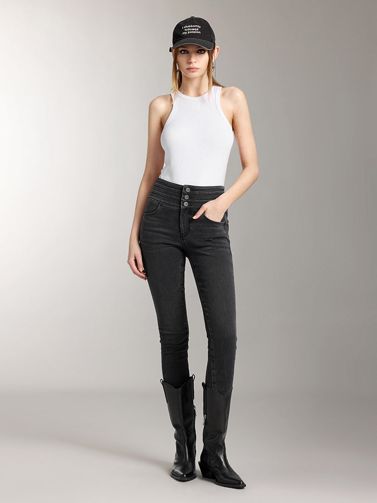 hochgeschnittene dunkel gewaschene gebürstete jeans