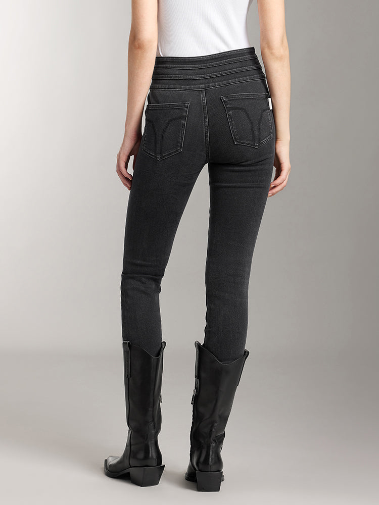 hochgeschnittene dunkel gewaschene gebürstete jeans