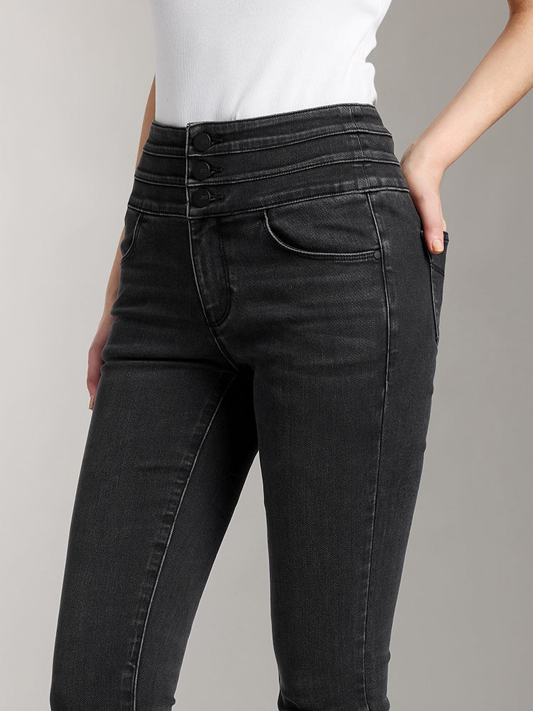 hochgeschnittene dunkel gewaschene gebürstete jeans