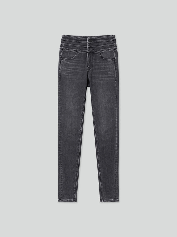hochgeschnittene dunkel gewaschene gebürstete jeans