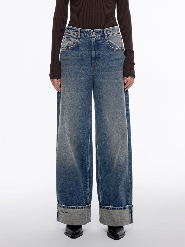 ausgeblichene jeans mit weitem bein