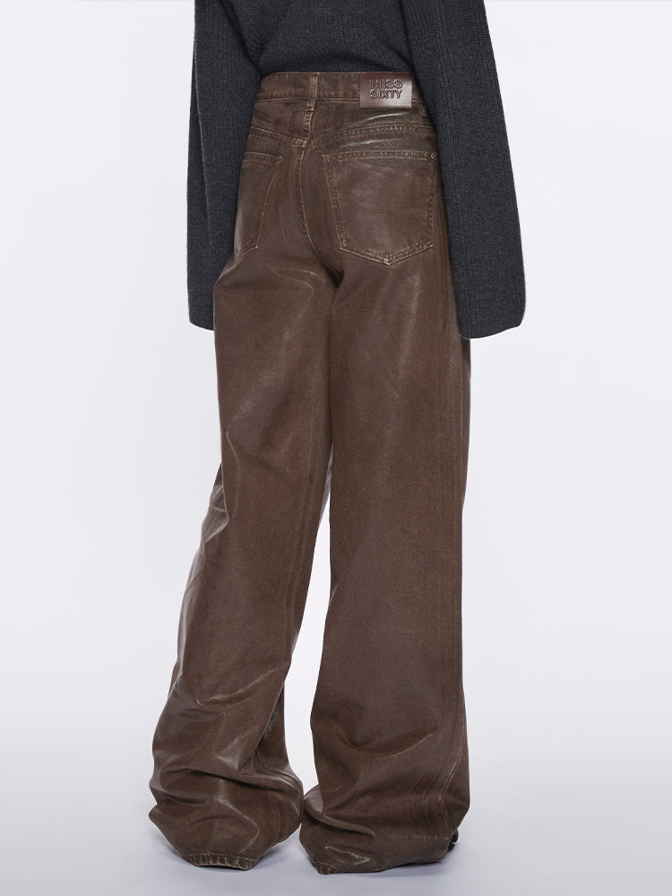 glänzende jeans mit geradem bein