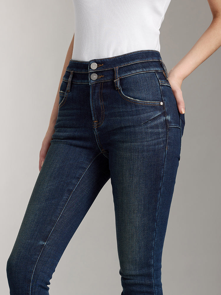 jeans mit doppelknöpfen in dunkelblau