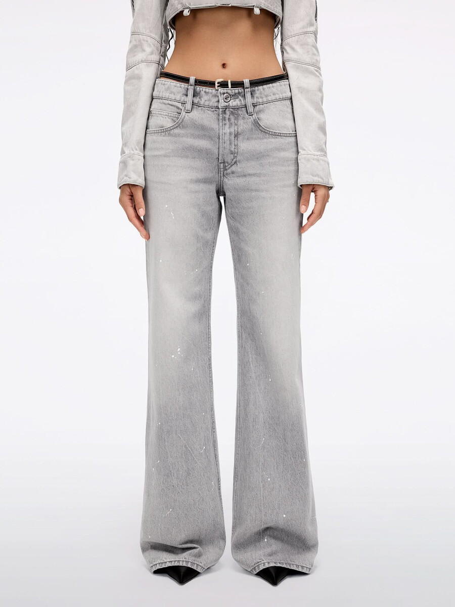 jeans mit geradem bein und gürtel