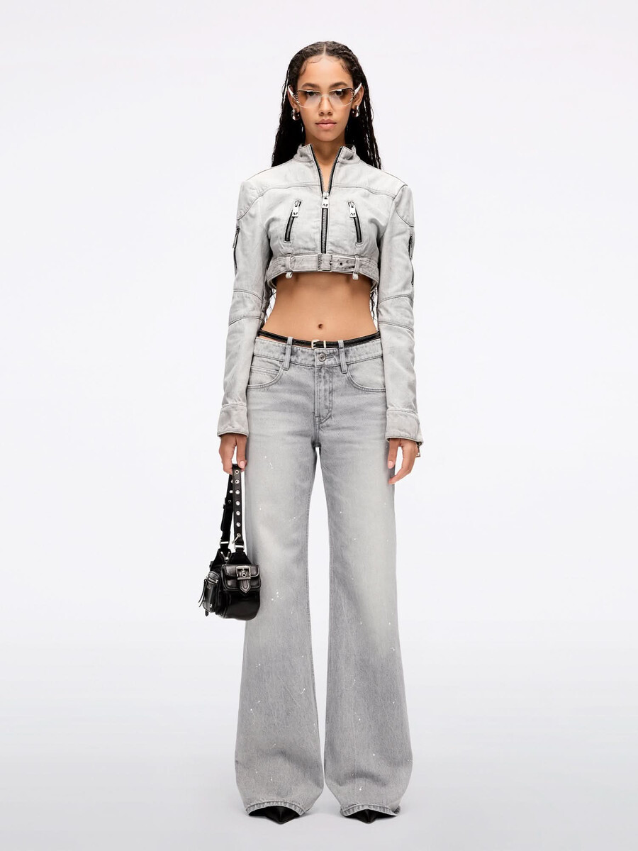 jeans mit geradem bein und gürtel