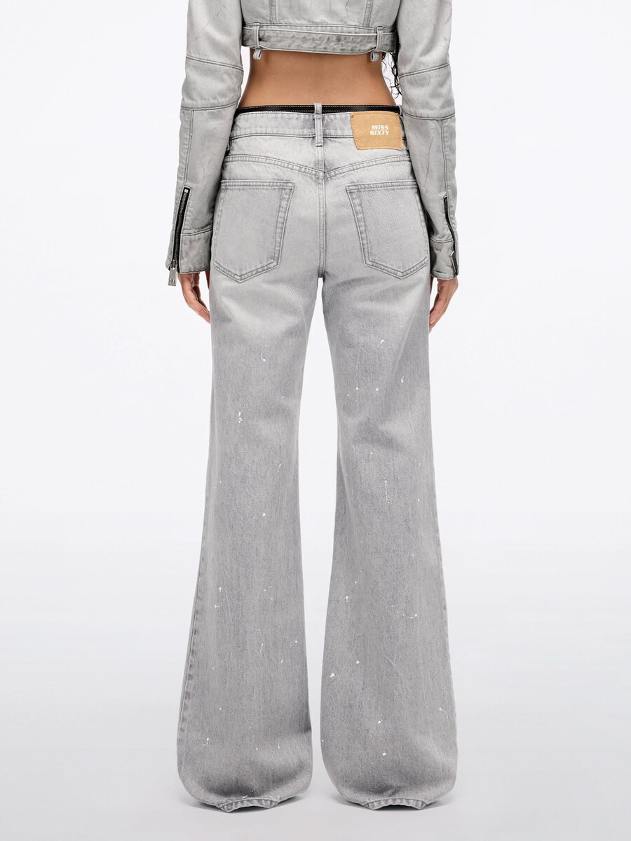 jeans mit geradem bein und gürtel