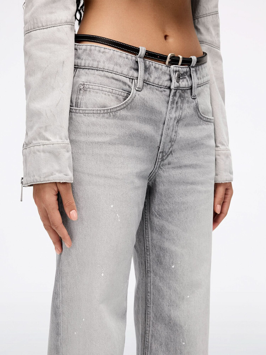 jeans mit geradem bein und gürtel