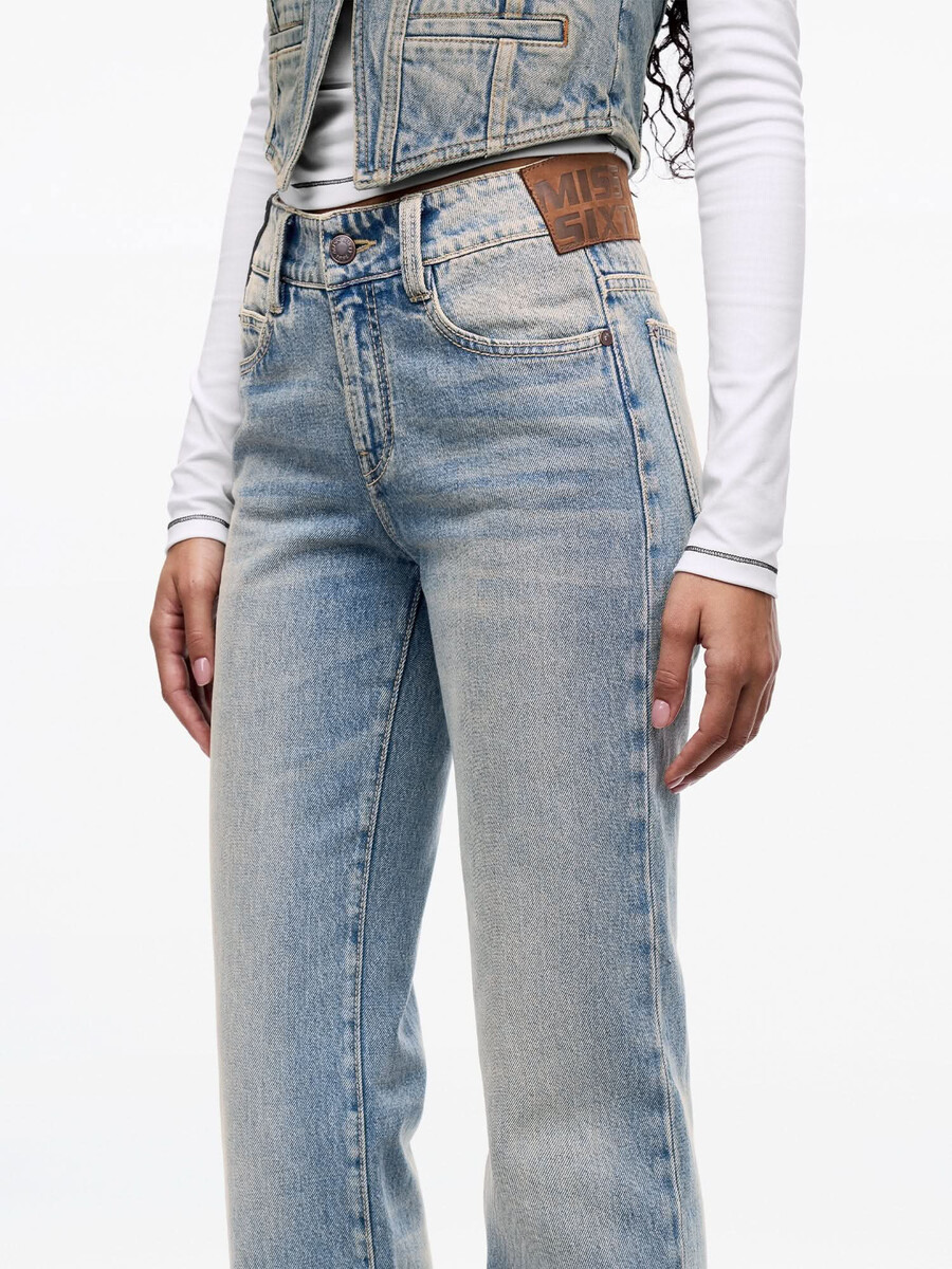 hellblaue schlagjeans mit mehreren patches