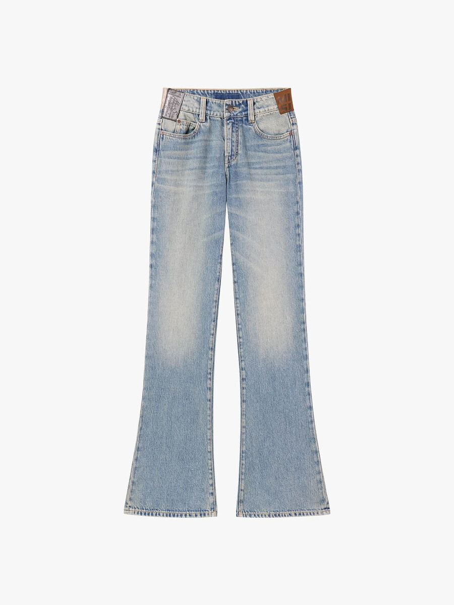 hellblaue schlagjeans mit mehreren patches