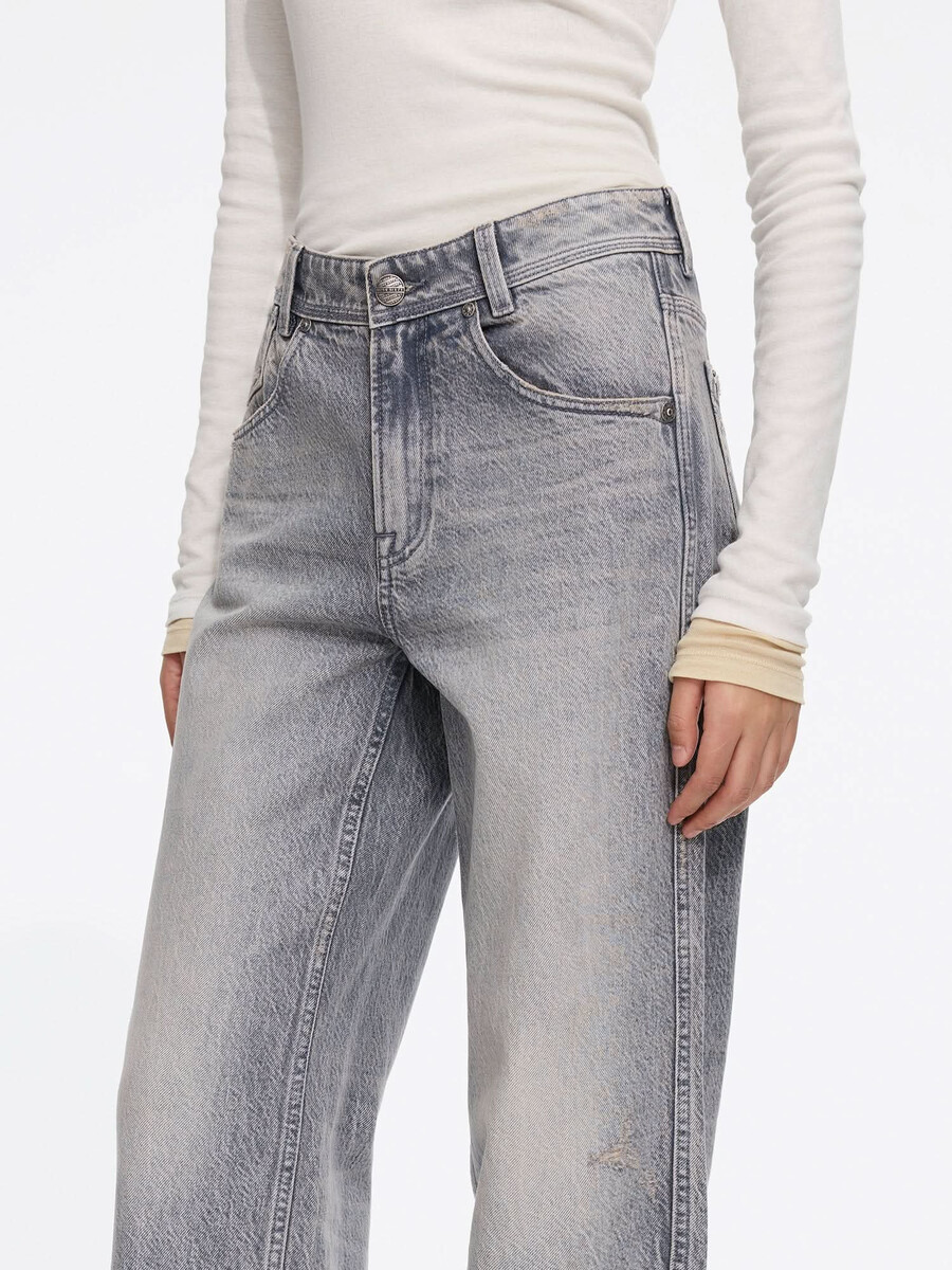hellgraue jeans mit geradem bein