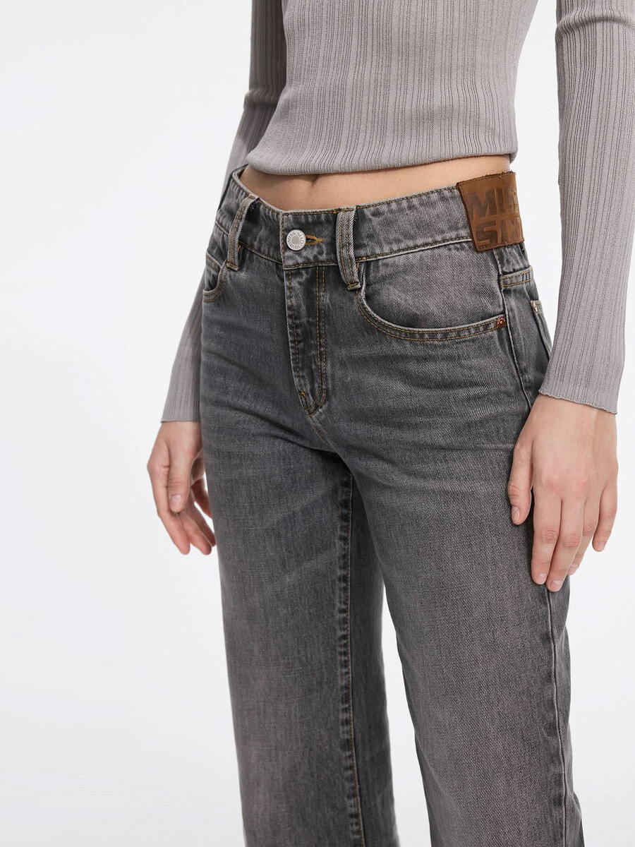 schlagjeans mit mehreren patches niedrigem bund