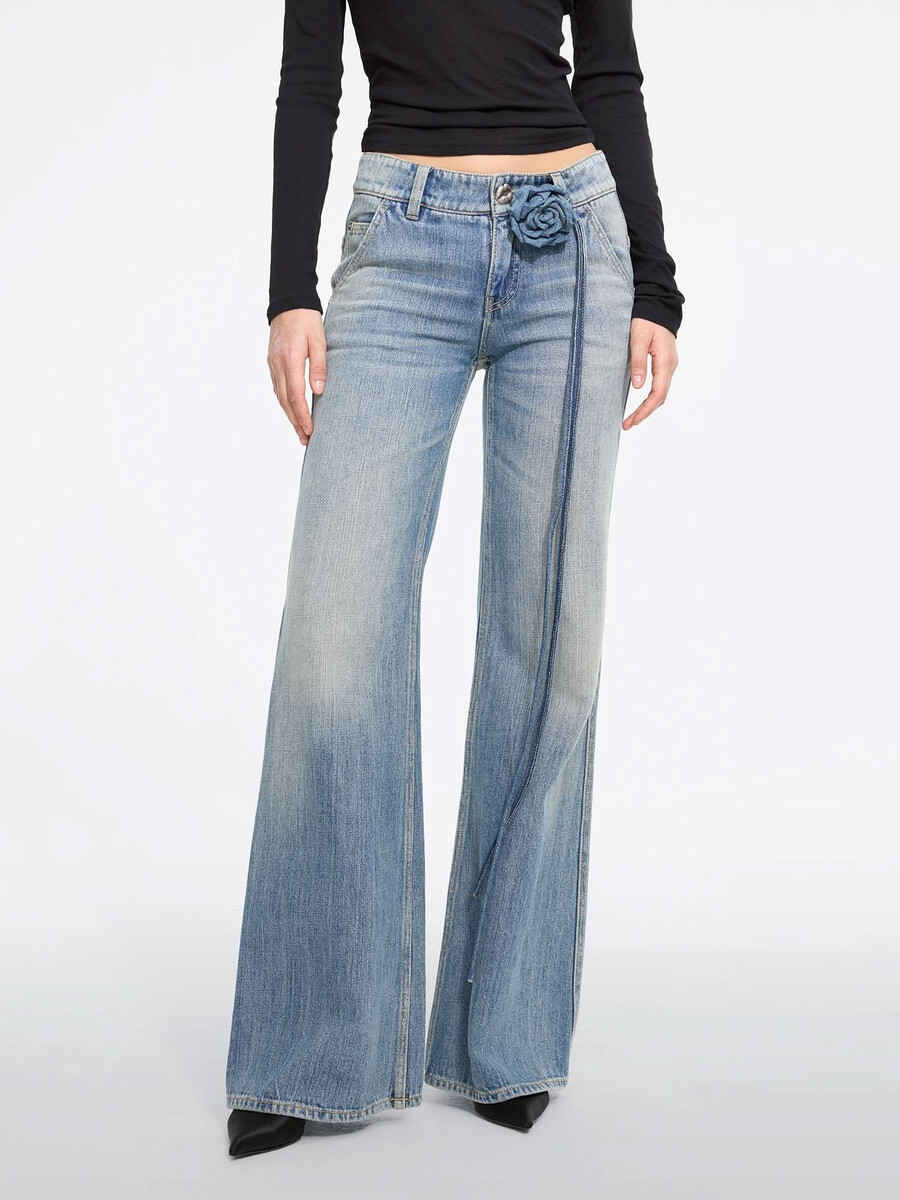 jeans mit blumenmuster und leichtem schlag