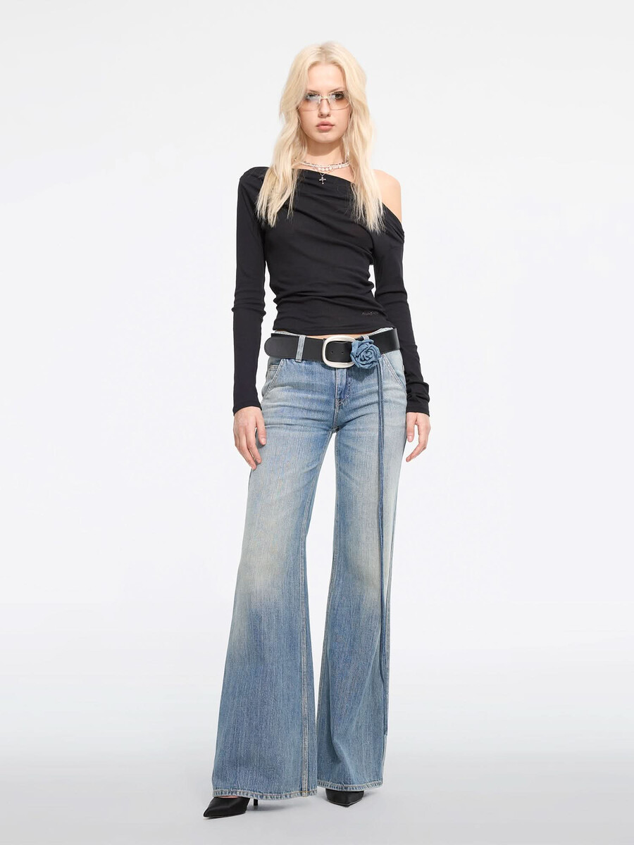 jeans mit blumenmuster und leichtem schlag
