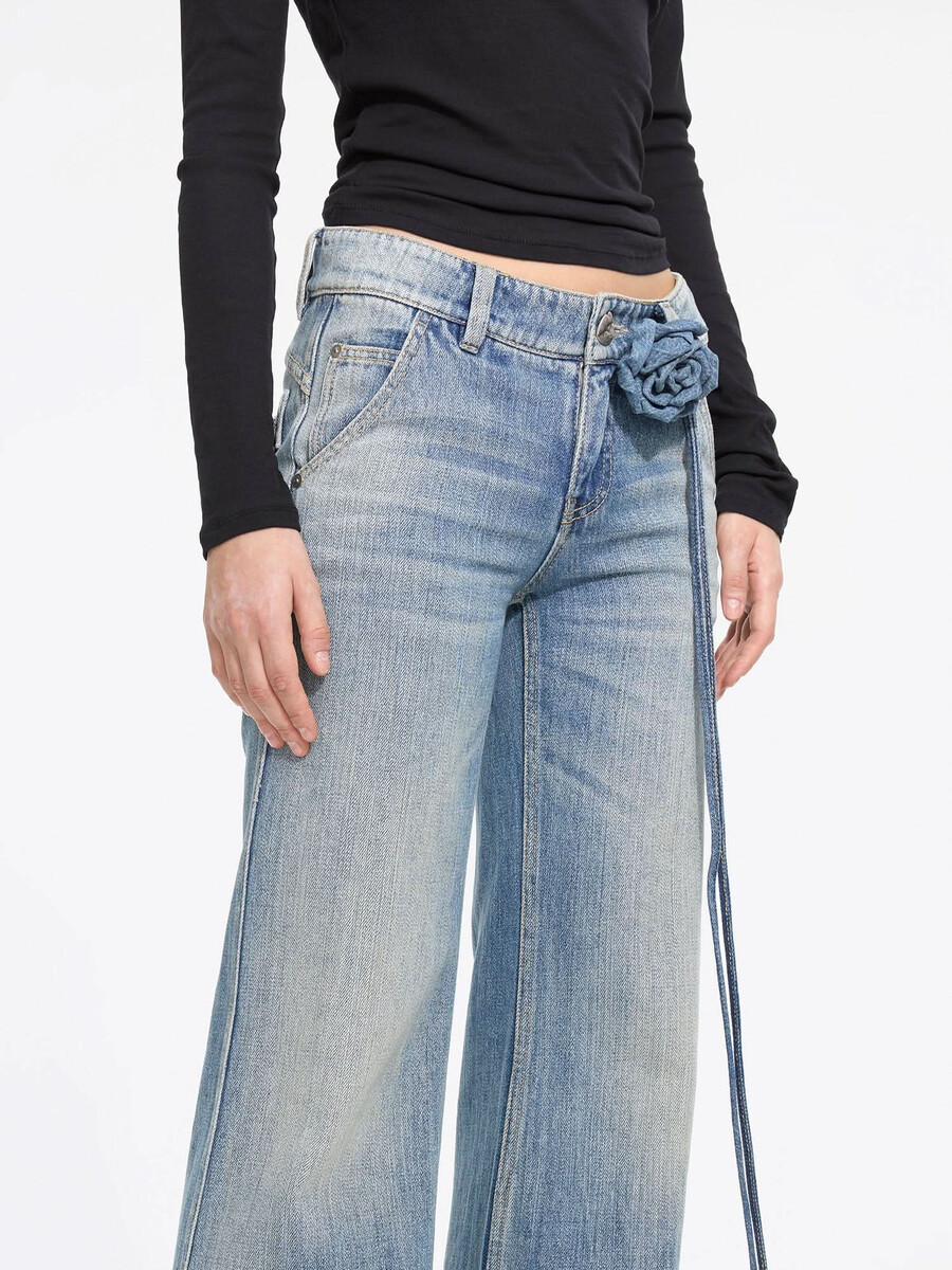 jeans mit blumenmuster und leichtem schlag