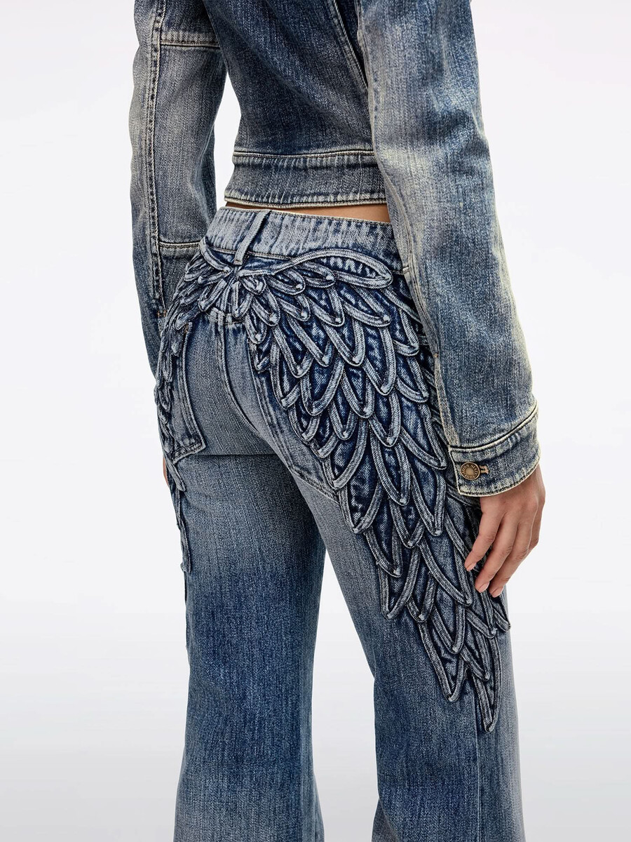 schlagjeans mit flügelverzierungen und perlen